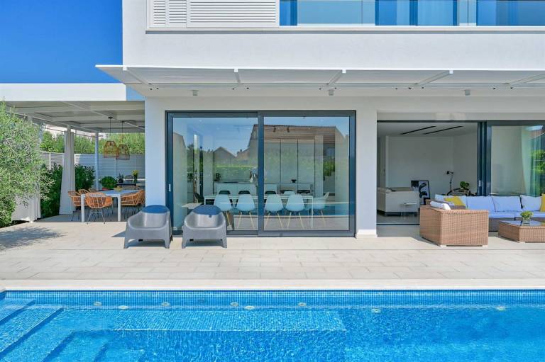 Villa with yard, private pool & patio — photo 4
