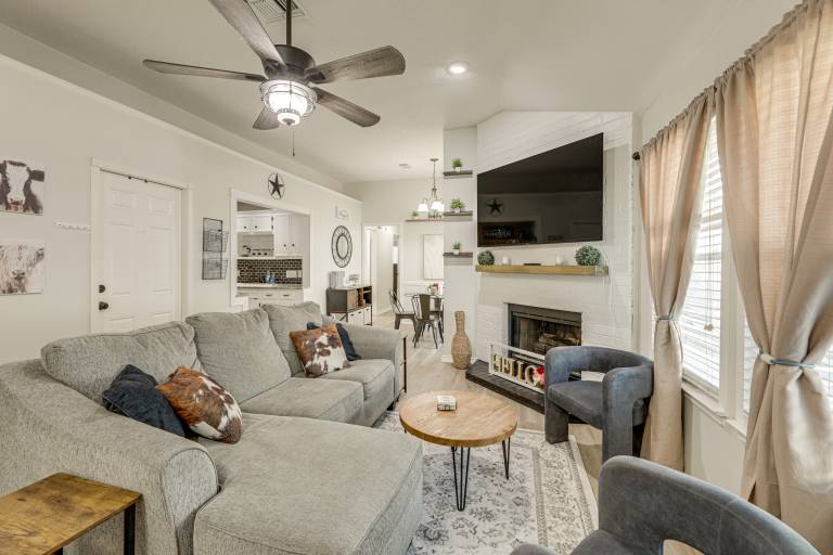 2 Mi to Dtwn! Modern Round Rock Oasis w/ Patio — photo 2