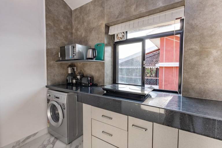 Modern 1BHK Condo W/S. Pool 3m. Walk To Beach — photo 5