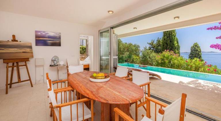 Villa with pool — photo 4