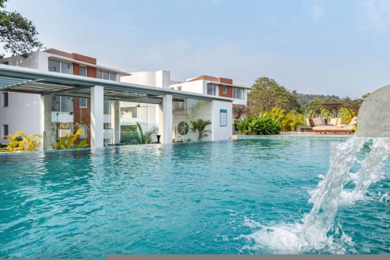 Modern 2BHK w Rooftop Pool 10 mins drive to Beach