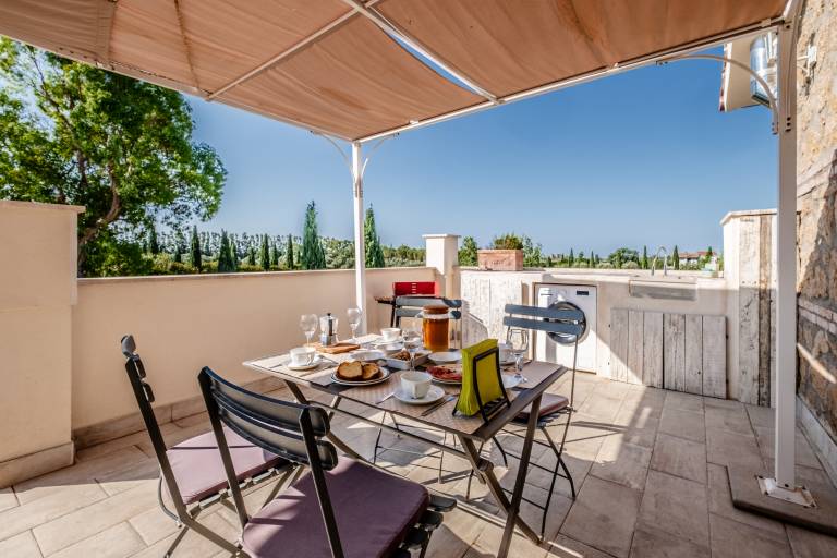 Vacation home with patio, barbeque & yard | Garden view — photo 2