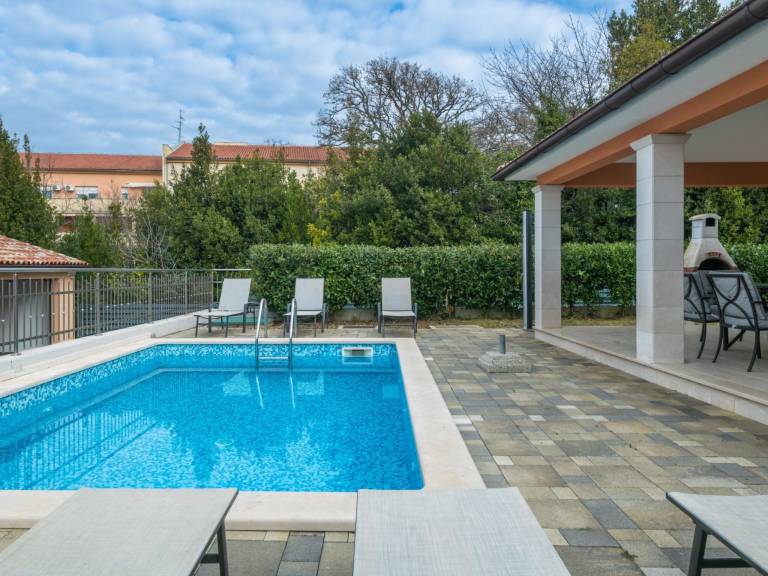 Charming vacation home with private pool, terrace & garden | Pets allowed — photo 4