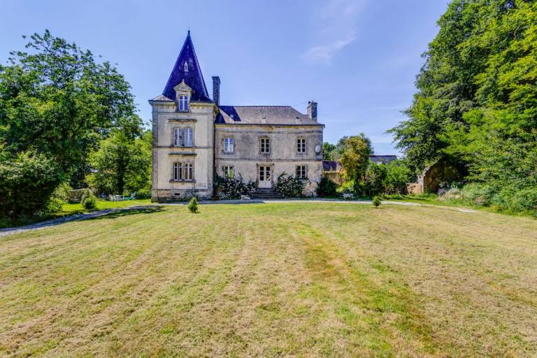 Castle with yard, private pool & terrace — photo 2