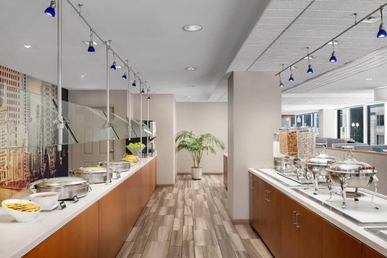 La Quinta Inn & Suites by Wyndham Chicago Downtown — photo 3