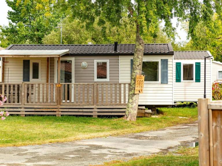 Family-friendly mobile home with heated pool & patio | Pets allowed — photo 3