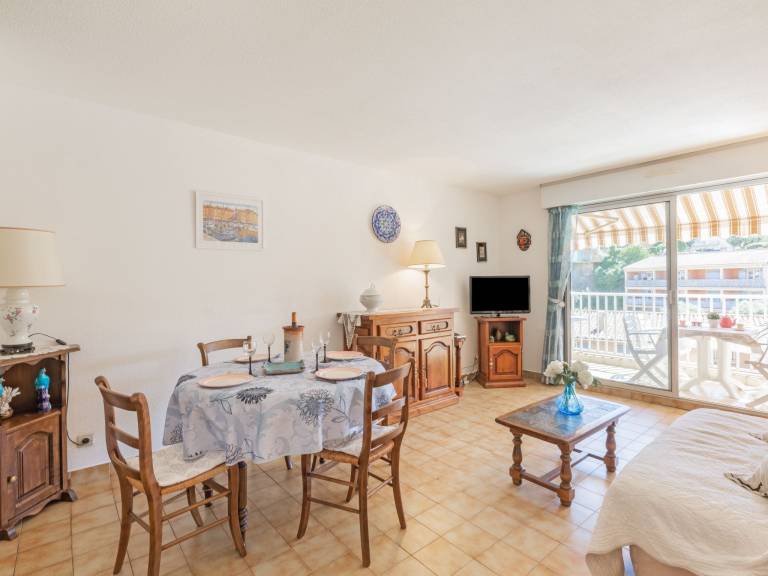 Holiday apartment with patio & pool — photo 5