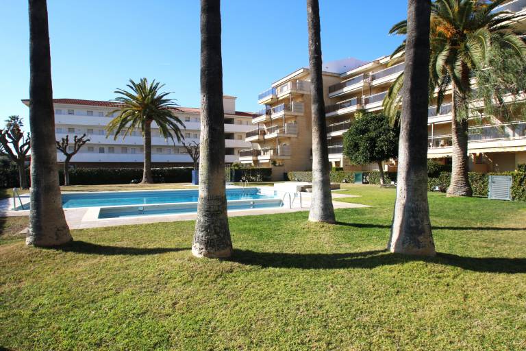 Holiday apartment with pool, patio & yard — photo 2