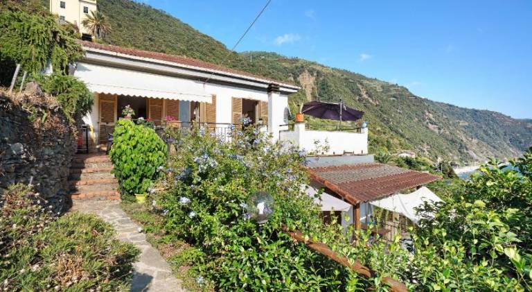 Villa with 2 rooms for 6 persons — photo 4