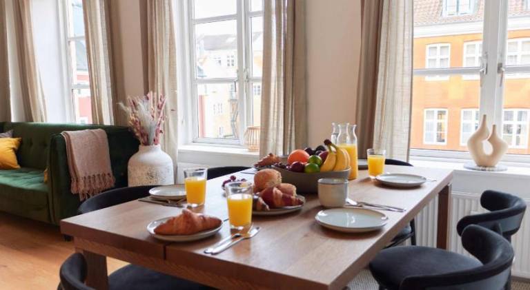 Stunning 2 BR Home on Nyhavn with Private Balcony — photo 3