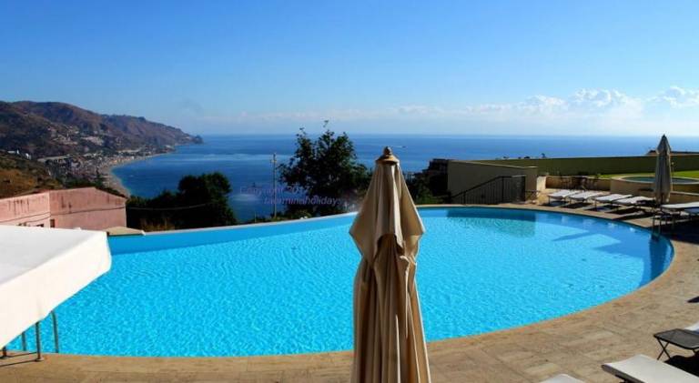 Apartment with pool & jacuzzi in Letojanni