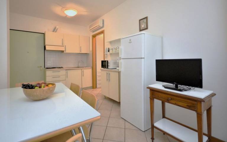 Holiday apartment with patio & pool | City view — photo 4