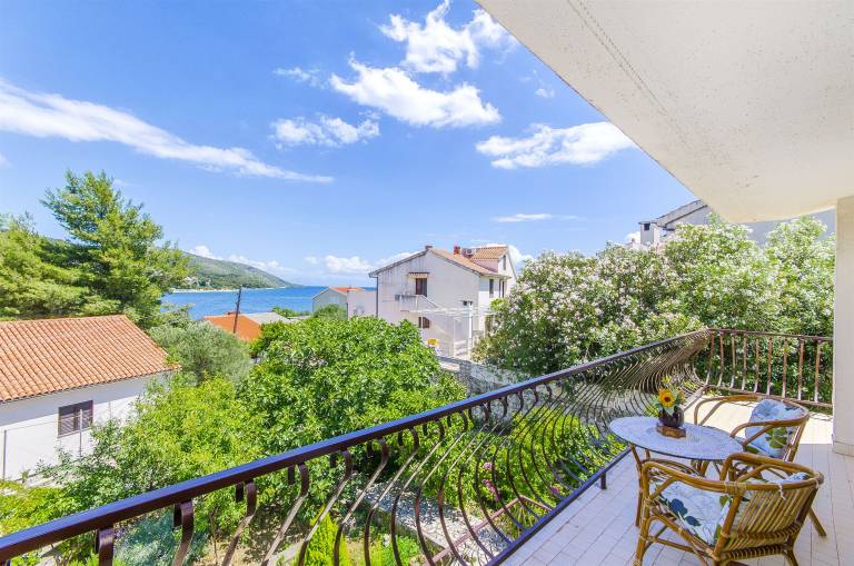 Vacation home with garden & BBQ in Okrug