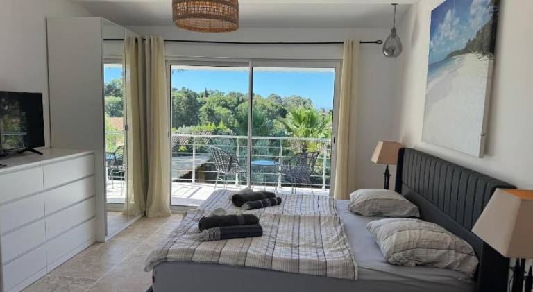 Lovely villa with jacuzzi, patio & sauna | Pet-friendly — photo 2