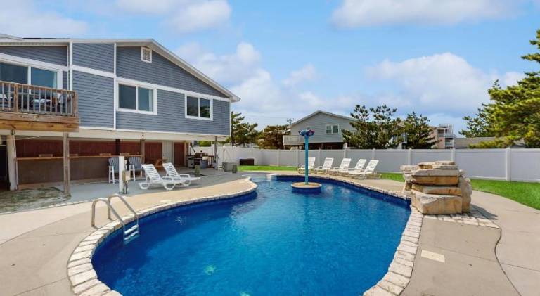 Vacation home with pool & jacuzzi | Close to the beach | Pet-friendly — photo 4