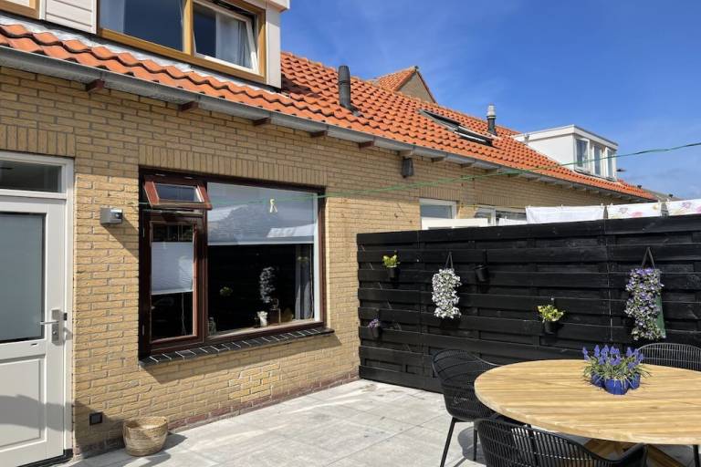 Voll ausgestattetes schönes Ferienhaus mit Terrasse | Strand in der Nähe | Haustiere sind willkommen