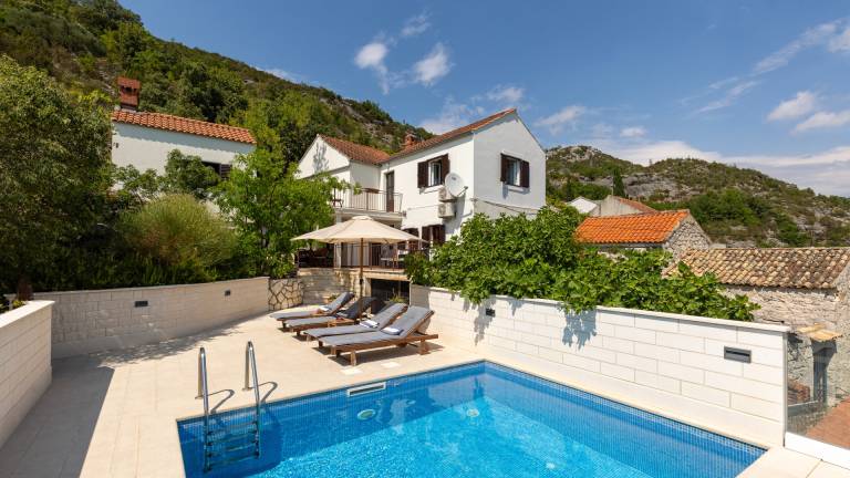 Villa with private pool, barbeque & yard in Dubrovnik