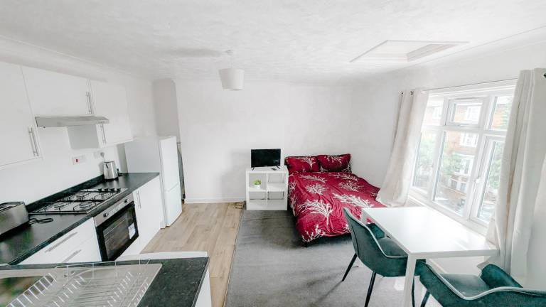 Studio flat ideal for Heathrow & Slough Business