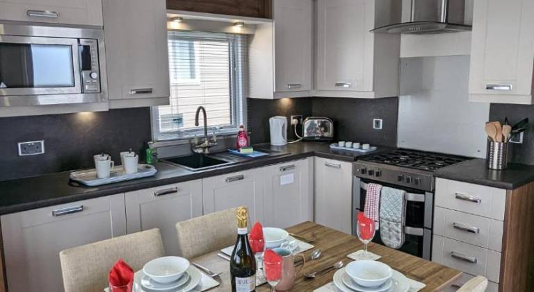 LOCATION LOCATION Beautiful Modern Frontline Caravan Haven Littlesea Weymouth — photo 5