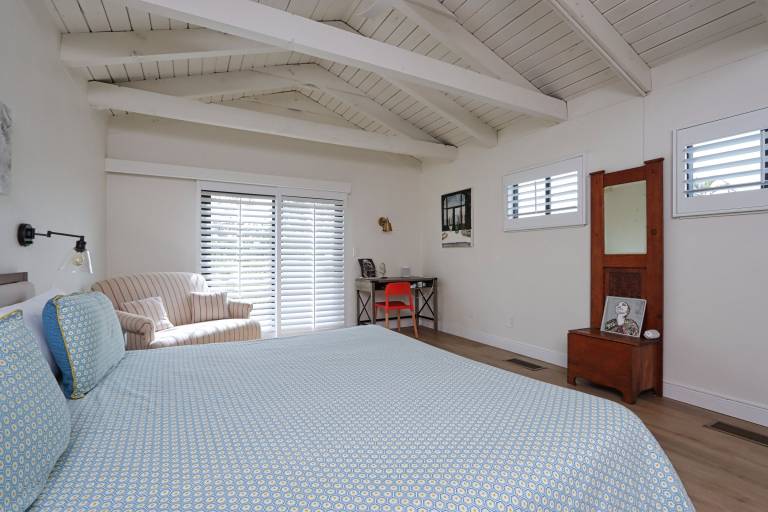 Charming and Quaint Island Oasis with Canal Frontage and a Large Saltwater Pool - Sanibelle — photo 4