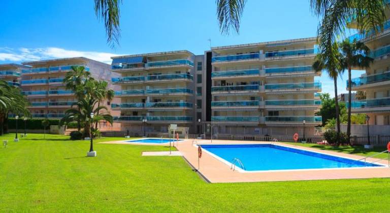 Appartement tout confort terrasse 21 m2 pleins sud wifi proche port aventura centre et plage 2 chamb in Cambrils