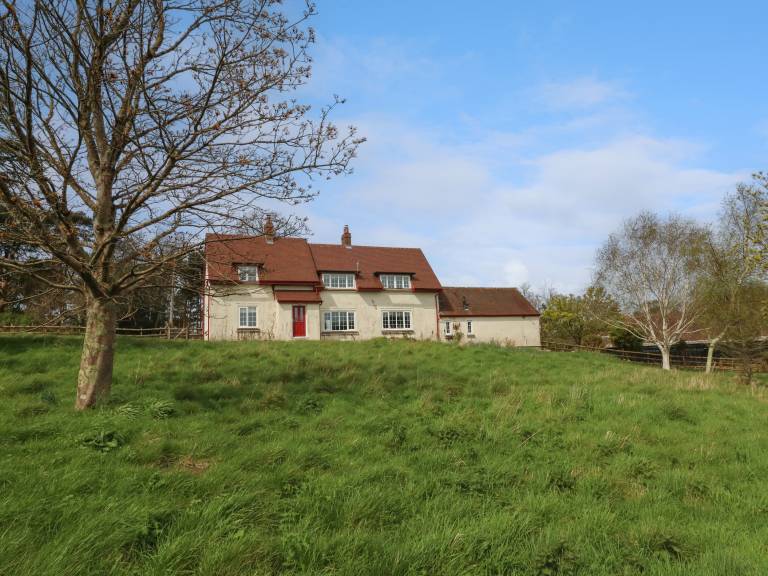 Family-oriented charming cottage with yard & jacuzzi | Beach view | Pets are welcome in Swanage
