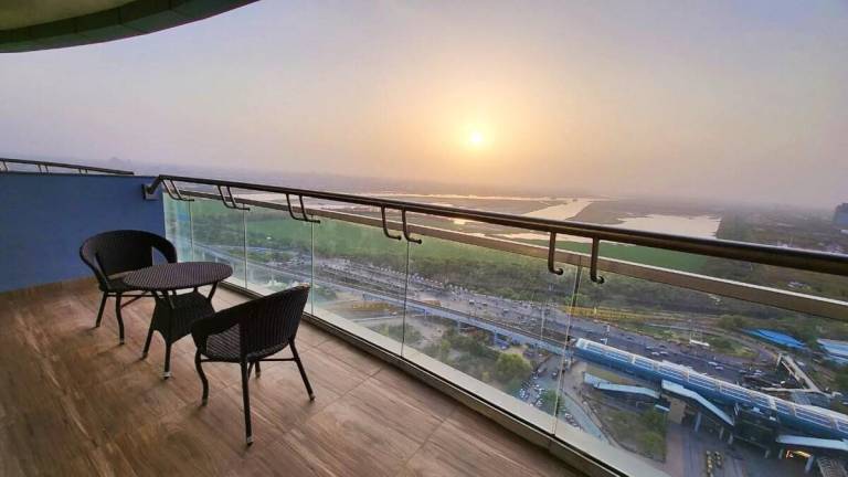 Elegant apartment with a skyline view in Noida — photo 3