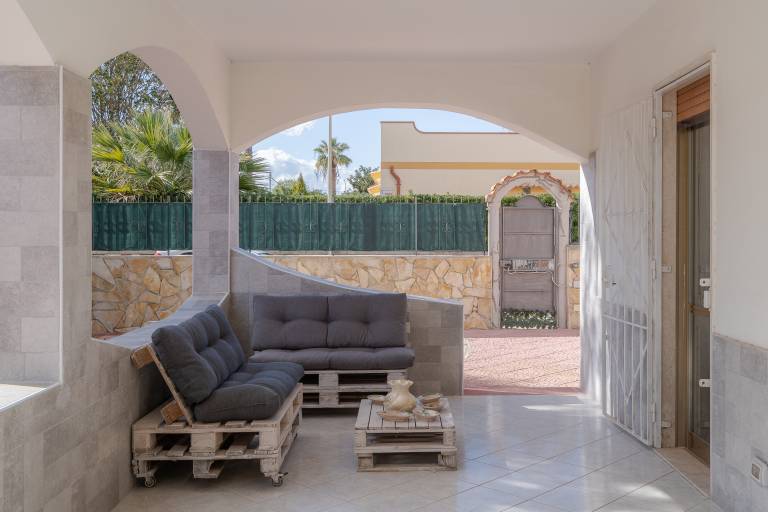 Vacation home with patio, jacuzzi & fast internet | Garden view in Syracuse