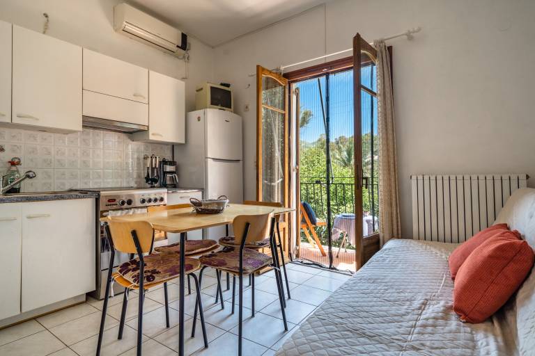 Apartment 'Makis Katelios' with Balcony, Wi-Fi and Air Conditioning — photo 4
