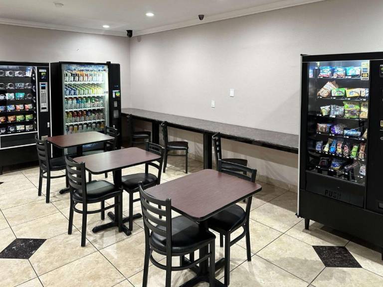 Super 8 by Wyndham Mesa Downtown Near Convention Center — photo 3
