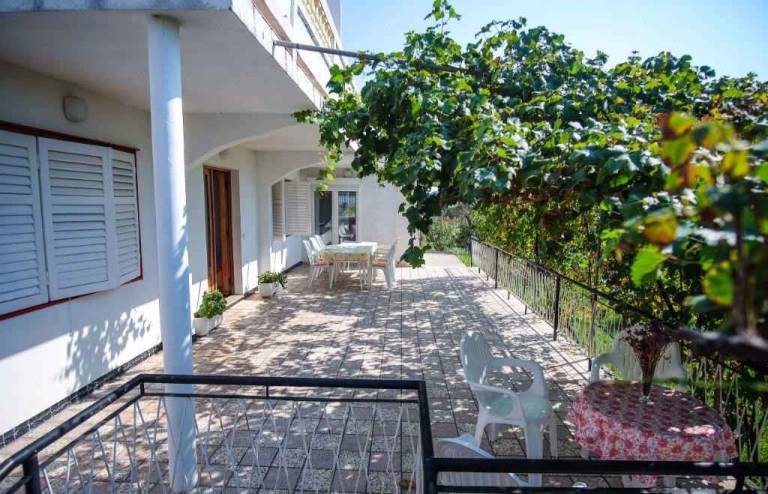 Holiday apartment with terrace and air conditioning — photo 2