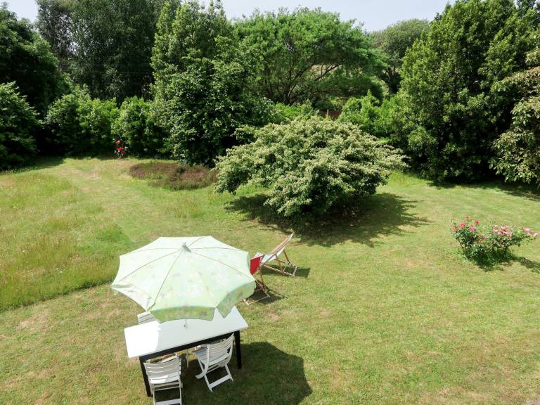 Vacation home with patio, barbecue & yard — photo 2