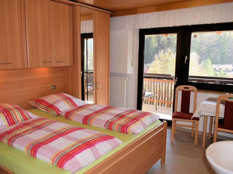 Doppelzimmer mit Balkon Etagendusche WC