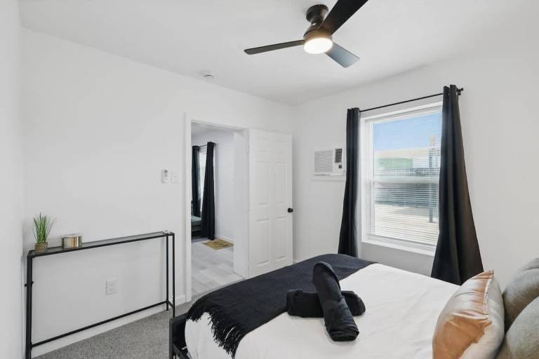 Modern 2BR Unit 3 Hot Tub