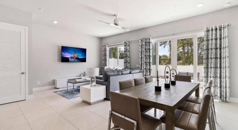 Apartment with pool — photo 5