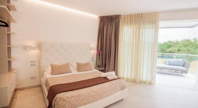 Serviced apartment with terrace, pool & yard — photo 2