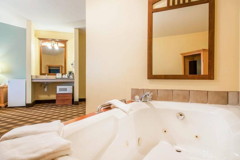Econo Lodge Inn & Suites — photo 4