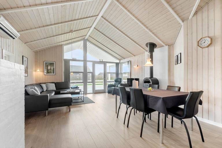 Family-oriented house with barbeque, hot tub & sauna | Pets allowed — photo 2