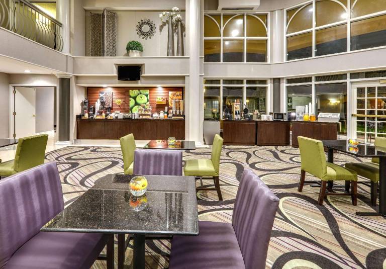 La Quinta Inn & Suites by Wyndham Dallas - Addison Galleria — photo 2