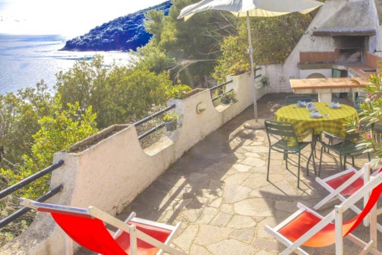 Apartment with BBQ, terrace & yard — photo 3