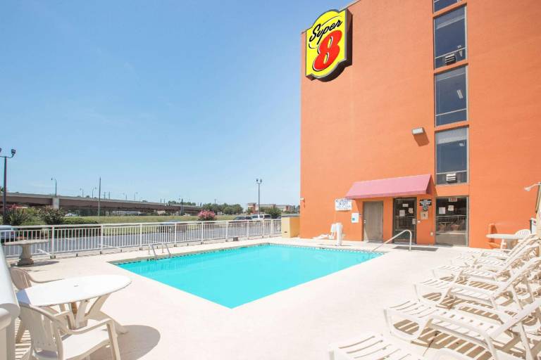Super 8 By Wyndham Myrtle Beach - Market Common Area — photo 5