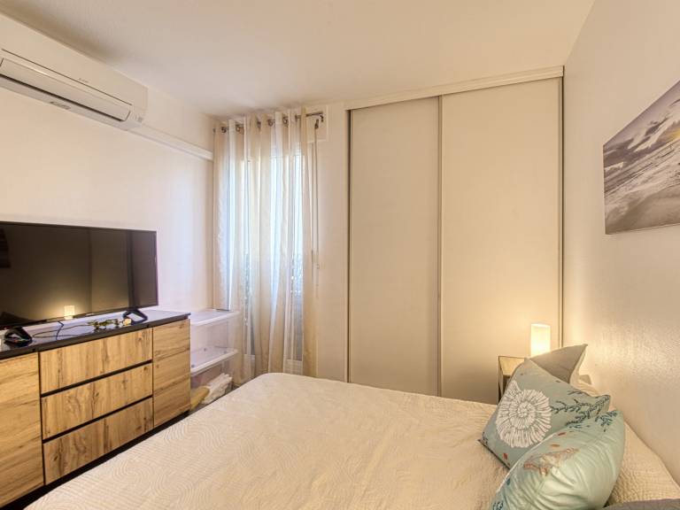Fully equipped holiday apartment with pool, terrace & garden | Next to the beach | Pets are welcome — photo 4