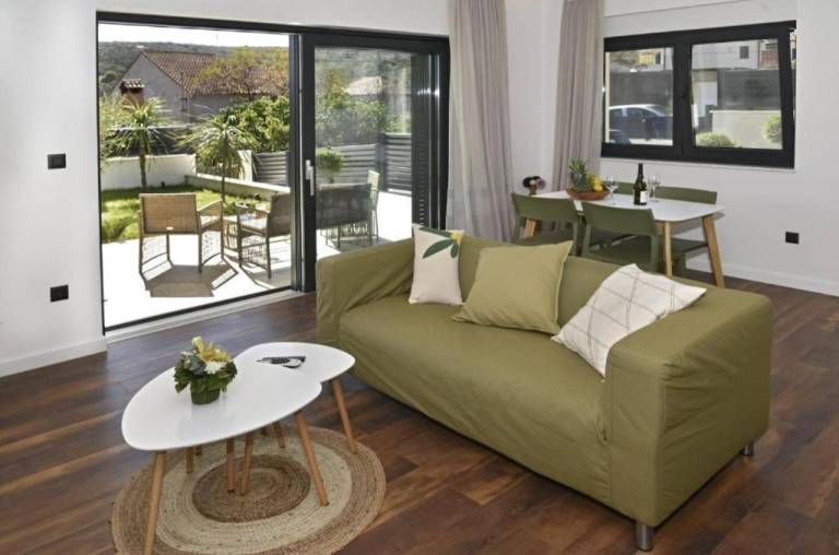 Rental apartment with barbeque & garden in Trogir