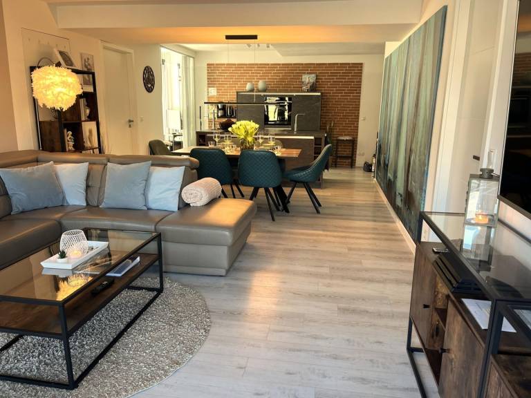 FeWo Strandloft: Moderne 93m² Strandwohnung mit Meerblick-Balkon & Infrarotsauna in Binz