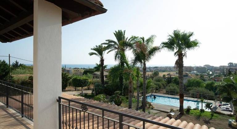 Holiday apartment with pool — photo 3
