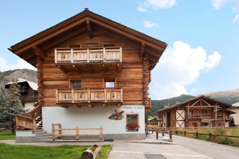 Holiday apartment with yard & fast internet | Garden view in Livigno