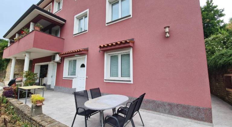 Apartment with patio & yard | Pets allowed — photo 5