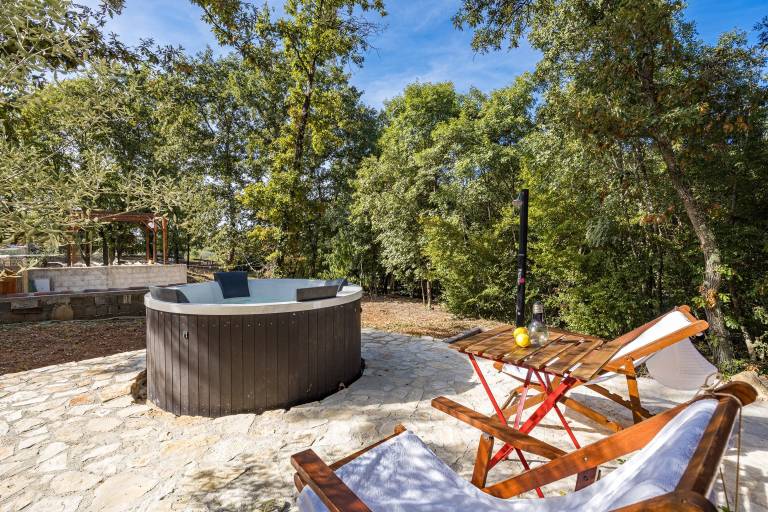 Rental apartment with barbeque, hot tub & terrace — photo 2