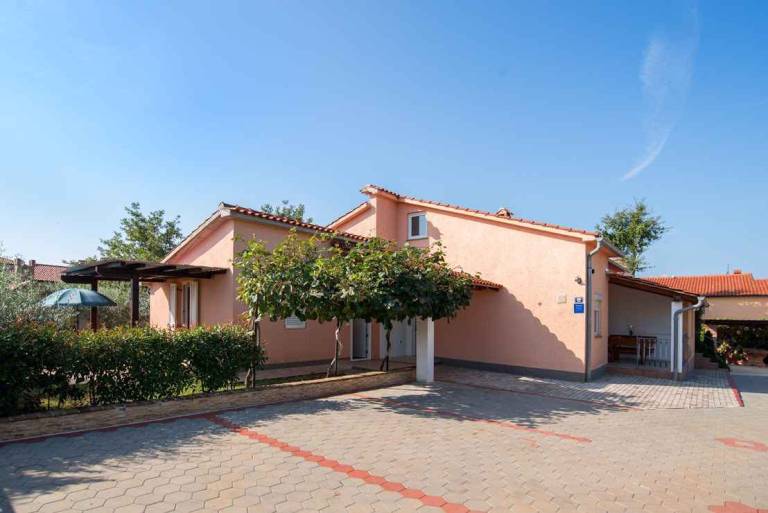 Lovely apartment with garden, patio & pool | Pets allowed — photo 2
