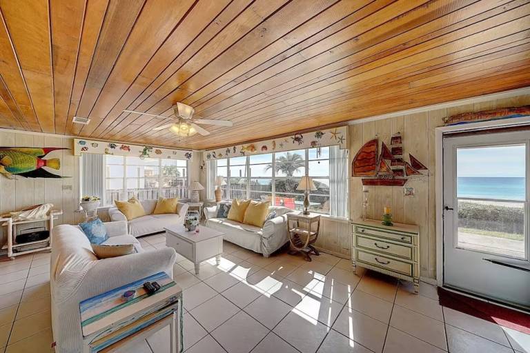Beachfront Retro Cottage. Pet-friendly. Single family home. Gorgeous sunsets. — photo 5
